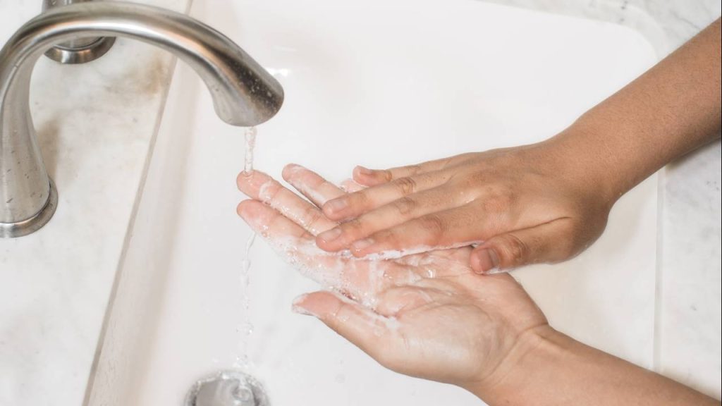 Is it dangerous to wash your hands with cold water to save